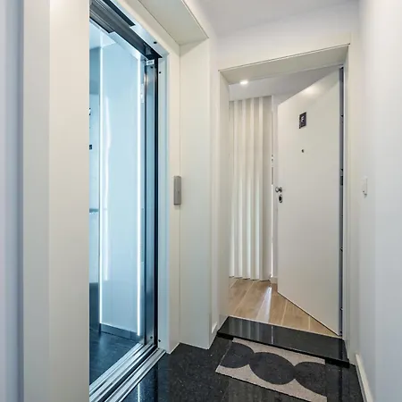 Nomads Lux - 1bdr Charming Floor 포르투
