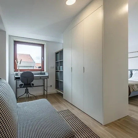 Nomads Lux - 1bdr Charming Floor 포르투